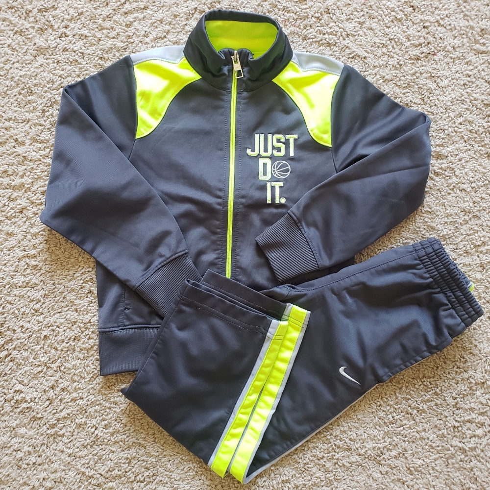 Nike tracksuit boy/girl - size 5